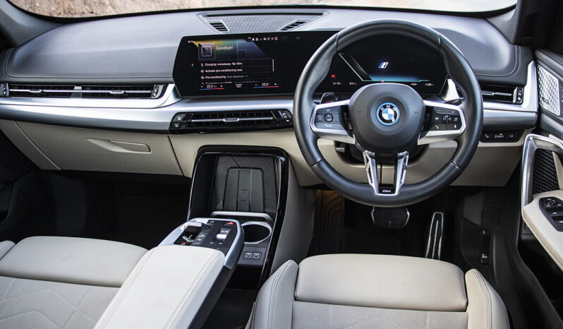
								BMW iX1 full									