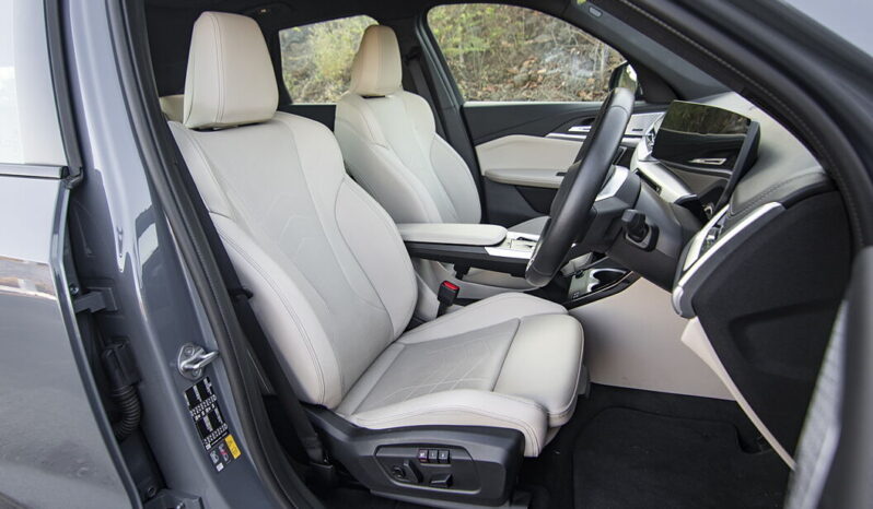 
								BMW iX1 full									