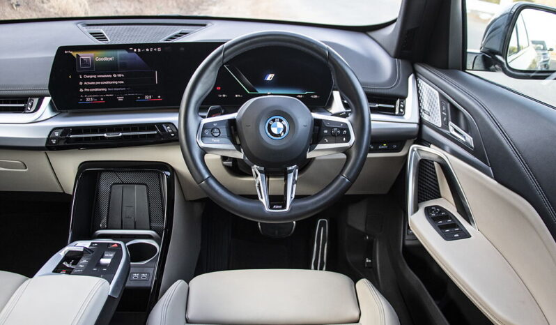 
								BMW iX1 full									