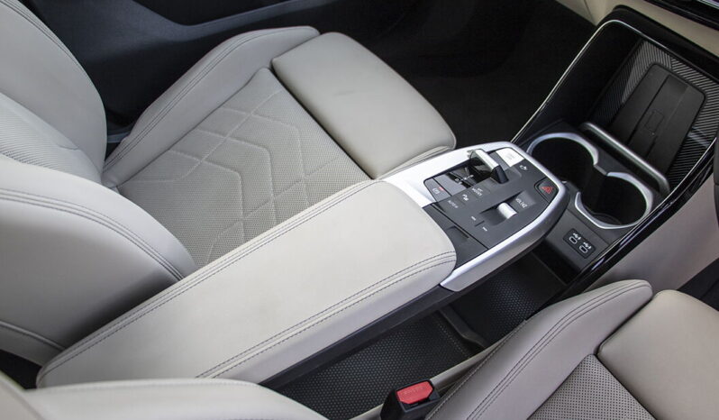 
								BMW iX1 full									