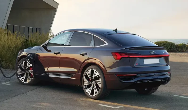 
								Audi Q8 Sportback e-tron full									